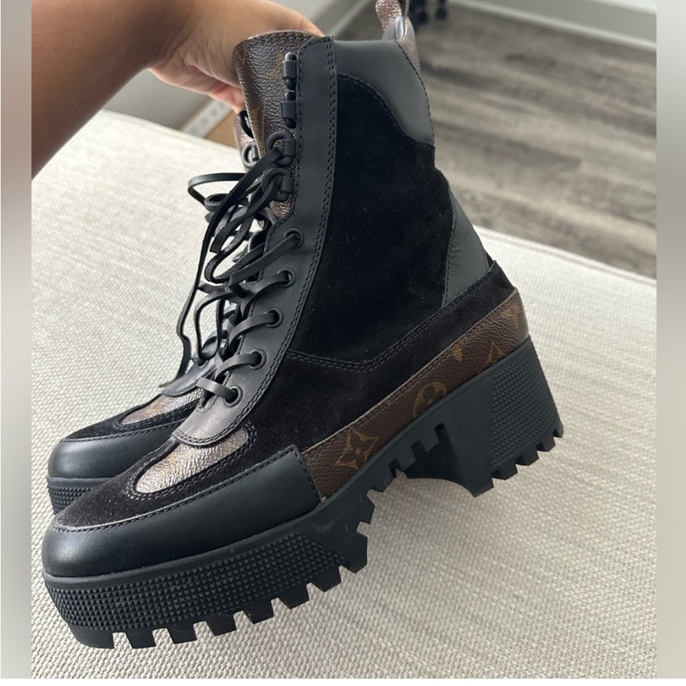 Selling Louis Vuitton boots wore like 5 times .. pretty much new.